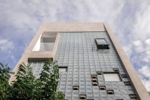 Mặt tiền nhà xây bằng gạch thông gió chắn mưa
