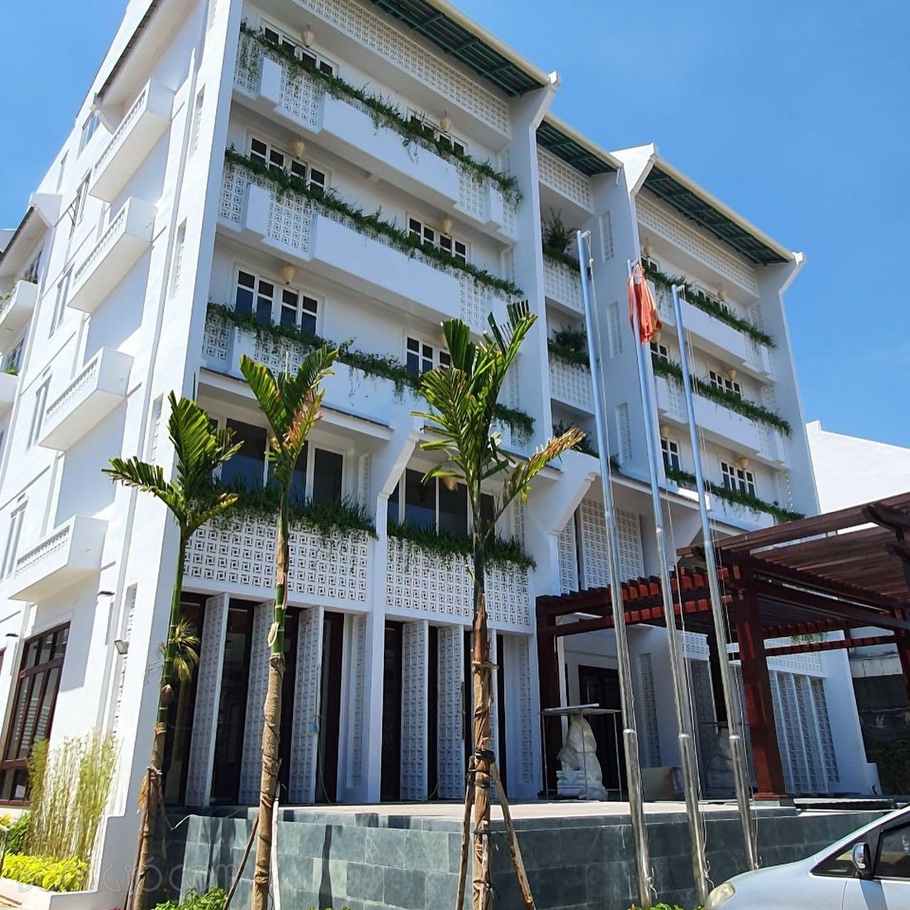 Phân Biệt Gạch Bông Gió Xi Măng Và Đất Nung | So Sánh Điểm Giống Và Khác Nhau 143 Mặt tiền khách sạn gạch bông gió