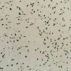 Gạch đá mài Thủy tinh xanh và nâu phối đá trắng 6-9mm nền trắng ST01-TTKN69