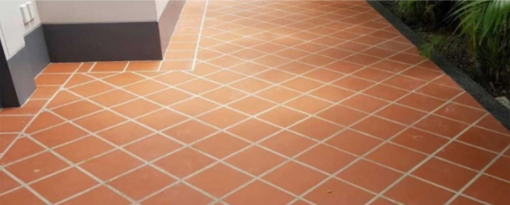 Gạch tàu 30 có chân là vật liệu xây dựng với vẻ đẹp mộc mạc, truyền thống