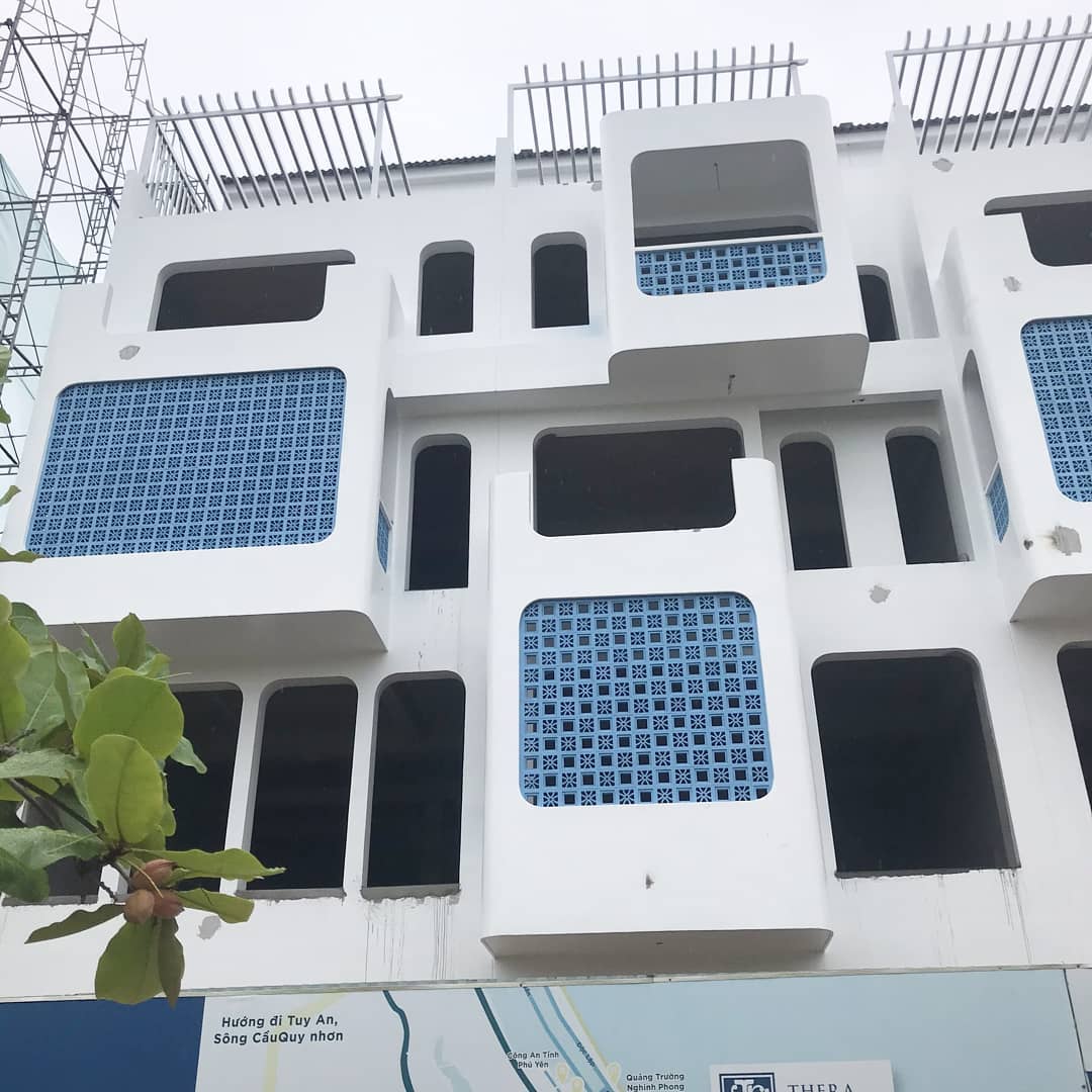 Gạch thông gió xanh trang trí ban công tòa nhà Gạch thông gió xanh trang trí ban công tòa nhà